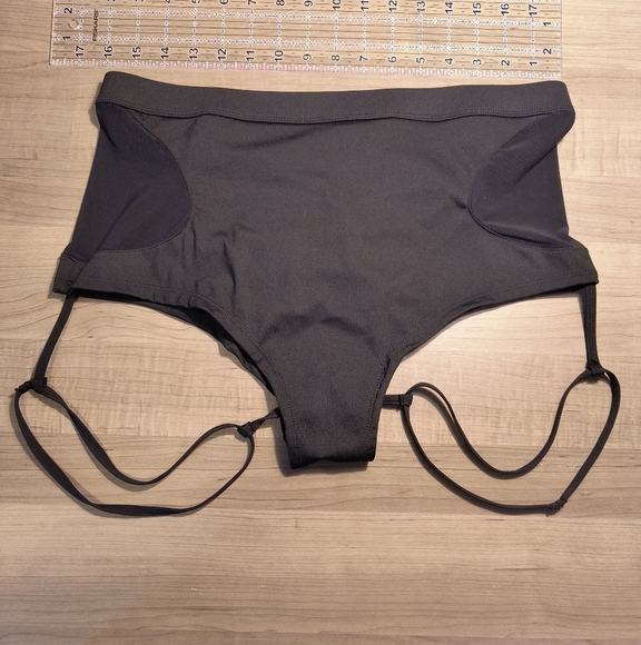 Booty shorts with garters - Picture 5 of 7